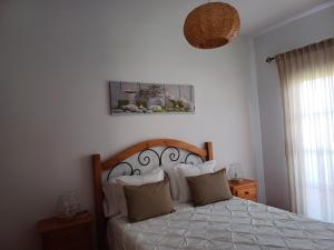 a bedroom with a bed and a picture on the wall at Vv - Casa Clary -Finca Medina in Alojera