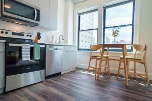 A cozinha ou cozinha compacta de The Standard Downtown Columbus