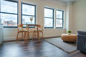 Uma área de estar em The Standard Downtown Columbus