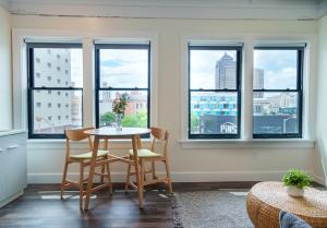 Uma área de estar em The Standard Downtown Columbus