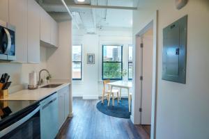 A cozinha ou cozinha compacta de The Standard Downtown Columbus