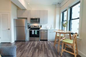 A cozinha ou cozinha compacta de The Standard Downtown Columbus
