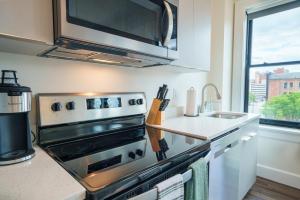 A cozinha ou cozinha compacta de The Standard Downtown Columbus