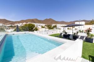 a swimming pool on the roof of a house at Artes Homes in San José