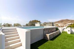 a swimming pool on the roof of a house at Artes Homes in San José