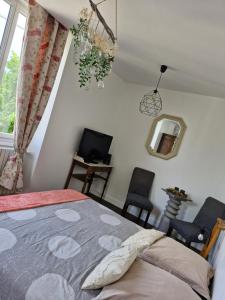Postel nebo postele na pokoji v ubytování HÔTEL Le 6 3 Home PORT EN BESSIN