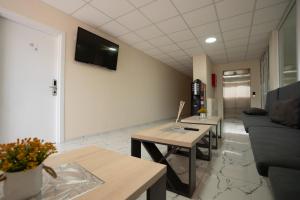 ein Wohnzimmer mit Sofa und Tisch in der Unterkunft Tim Apartmani in Ohrid