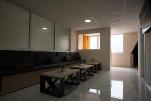 ein Wohnzimmer mit einer Couch und zwei Tischen in der Unterkunft Tim Apartmani in Ohrid