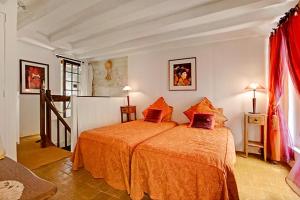 Gallery image of Gîte St Ours Loches hyper centre historique 4chambres 4salles de bains, salon cuisine in Loches