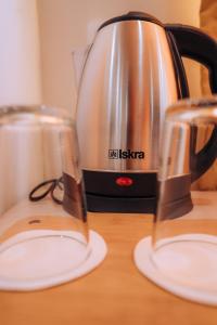 einen Wasserkocher und zwei Gläser auf dem Tisch in der Unterkunft Tim Apartmani in Ohrid