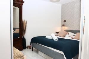 Posteľ alebo postele v izbe v ubytovaní La Source - Spacieux T2 au coeur du village, à 5min des plages