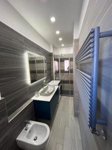 マリーナ・ディ・アンドーラにあるBilocale moderno Marina di Andoraのバスルーム(洗面台2台、トイレ付) +43枚の写真