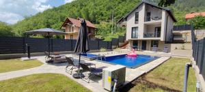 a backyard with a swimming pool and a house at Villa Jenna in Glavatičevo
