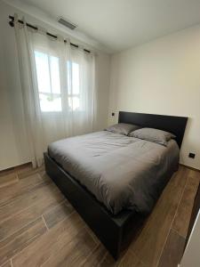 Ένα ή περισσότερα κρεβάτια σε δωμάτιο στο Maison 8 personnes avec piscine et jacuzzi