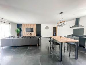 Η κουζίνα ή μικρή κουζίνα στο Maison 8 personnes avec piscine et jacuzzi +13 φωτογραφίες