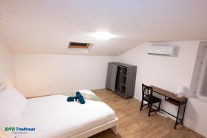 a bedroom with a white bed and a desk at BNB TOULOUSE - Le Gaston douillet - Clim - WiFi - Plein centre in Tournefeuille