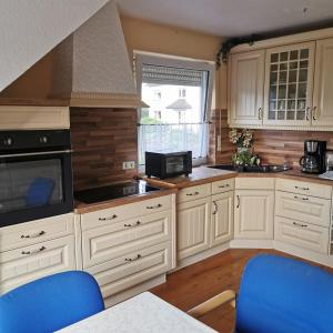 Nhà bếp/bếp nhỏ tại Große Ferienwohnung in ruhiger Lage mit Bergpanorama