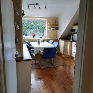 Nhà bếp/bếp nhỏ tại Große Ferienwohnung in ruhiger Lage mit Bergpanorama