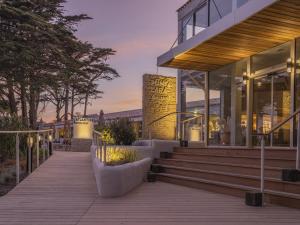 ein Gebäude, zu dem eine Treppe führt in der Unterkunft Hotel Punta Lara Noirmoutier in La Guérinière