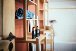 une étagère avec deux bouteilles de cosmétiques sur une table dans l'établissement Appartement duplex chaleureux au calme, à Chaponost