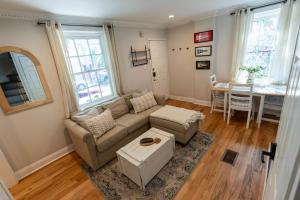 Χώρος καθιστικού στο Historic Family 3BR Trinity in the Heart of Philly