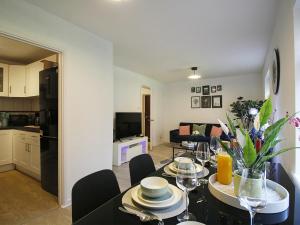 a living room with a dining table and a kitchen at 2BDR Flat RG1 - Free Open Parking in Reading