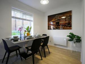a dining room with a table and chairs at 2BDR Flat RG1 - Free Open Parking in Reading