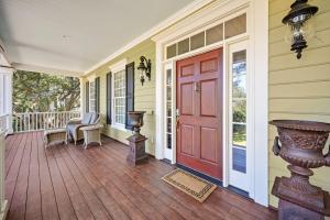 ジョージタウンにあるMarsh House home by Peace Vacationsの赤いドアと椅子付きの玄関