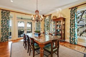 ジョージタウンにあるMarsh House home by Peace Vacationsのテーブルと椅子のあるダイニングルーム +27枚の写真