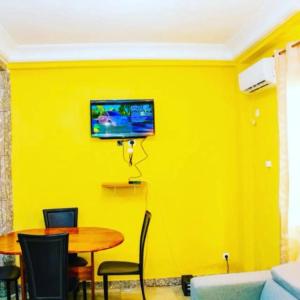 TV a/nebo společenská místnost v ubytování Paisible appart a la base industrielle
