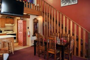 Köök või kööginurk majutusasutuses Aspen West 6 - Right Off Main Street - WiFi - Satellite - Smart TV - Washer - Dryer - Wood Burning Fireplace - Close to Copper C