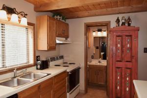 Köök või kööginurk majutusasutuses Aspen West 6 - Right Off Main Street - WiFi - Satellite - Smart TV - Washer - Dryer - Wood Burning Fireplace - Close to Copper C