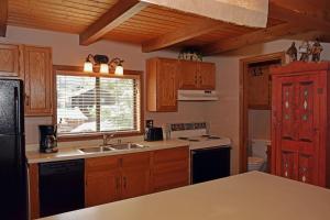 Köök või kööginurk majutusasutuses Aspen West 6 - Right Off Main Street - WiFi - Satellite - Smart TV - Washer - Dryer - Wood Burning Fireplace - Close to Copper C +20 fotot