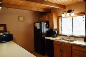 Köök või kööginurk majutusasutuses Aspen West 6 - Right Off Main Street - WiFi - Satellite - Smart TV - Washer - Dryer - Wood Burning Fireplace - Close to Copper C