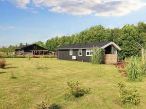 een grote tuin met een huis op de achtergrond bij 4 star holiday home in Væggerløse-By Traum in Bøtø By