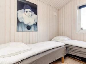 een kamer met twee bedden en een schilderij aan de muur bij 4 star holiday home in Væggerløse-By Traum in Bøtø By