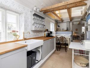 Nystedにある4 person holiday home in Nysted-By Traumのシンクとカウンタートップのあるキッチン