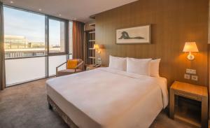 Radisson Blu Royal Hotel Dublin房間的床