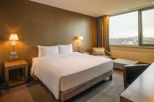 Radisson Blu Royal Hotel Dublin房間的床