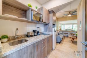 una cucina con lavello e un soggiorno di Sunlit Studio 4 Blks from 5th Ave with Pools & Gym a Playa del Carmen Altre 14 foto