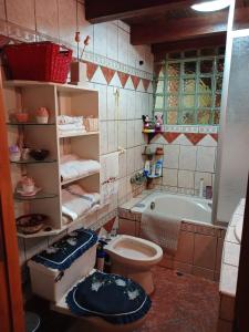 a bathroom with a toilet and a bath tub at Depa amoblado Samana Cruz in Cajamarca