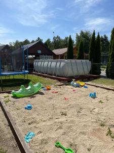Plac zabaw dla dzieci w obiekcie Domki letniskowe ROSSA