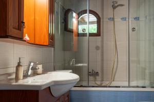 Koupelna v ubytování Villa Zante + 25 fotografií