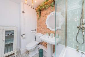 un bagno con wc, lavandino e doccia di Mill Cottages Shrewsbury With Hottub a Merrington Altre 24 foto