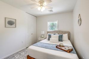 Ένα ή περισσότερα κρεβάτια σε δωμάτιο στο Little Egg Harbor Township Retreat with Private Dock