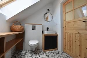 Borowy MłynにあるDomek na Kaszubach 16-1 - Ostoja Bukowoのトイレと洗面台付きのバスルーム