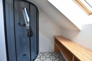 Borowy MłynにあるDomek na Kaszubach 16-1 - Ostoja Bukowoのガラスドア付きのシャワー付きのバスルーム