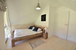 una camera con letto in legno e cuscini blu di Domek na Kaszubach 19-1 - Ostoja Bukowo a Borowy Młyn