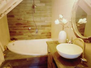 Ένα μπάνιο στο Super nice villa with pool 10 min from Natania