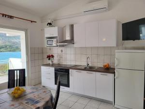 Kuchyň nebo kuchyňský kout v ubytování Apartments by the sea Grebastica, Sibenik - 471